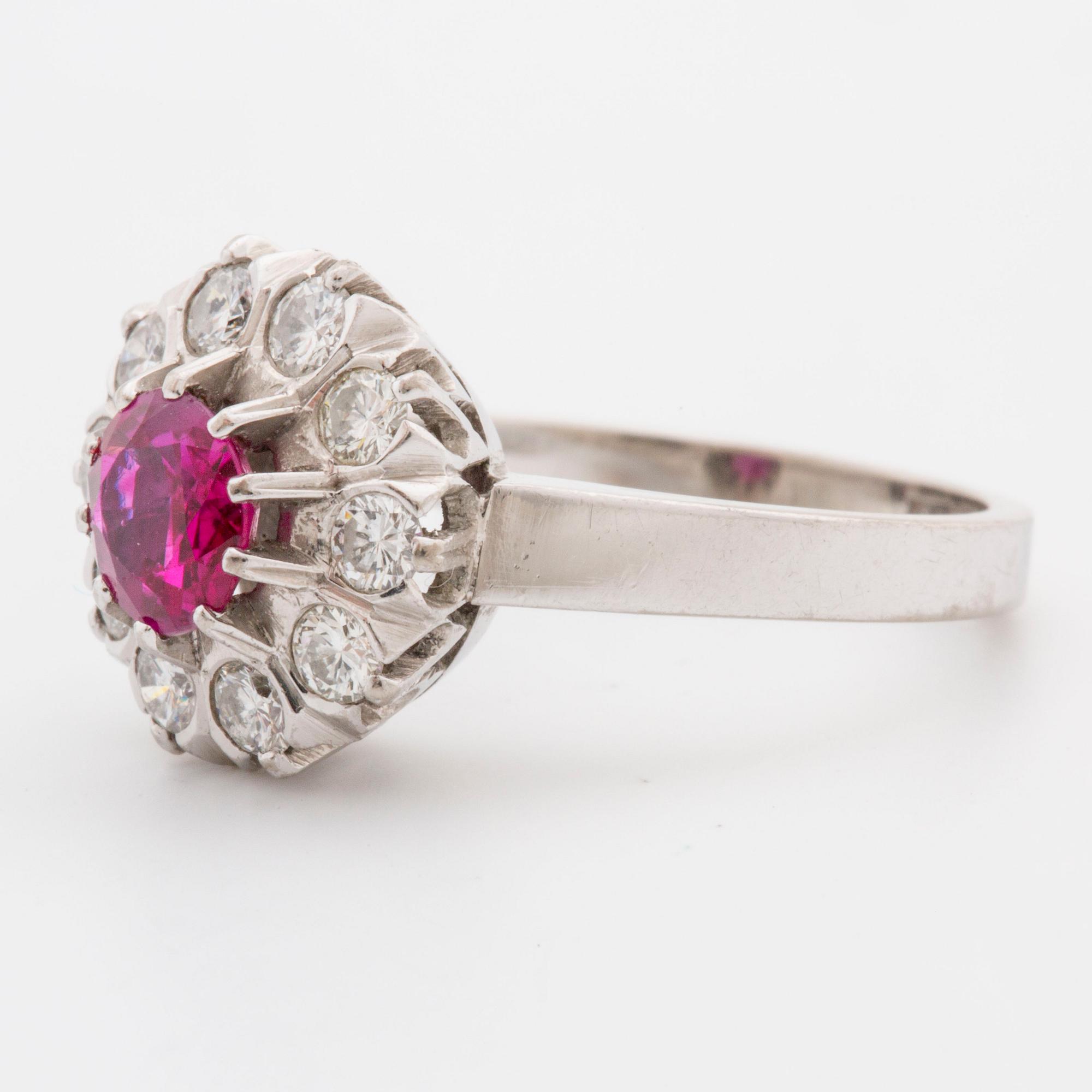Ring with brilliant-cut diamonds ca 0.56 cts and faceted ruby.