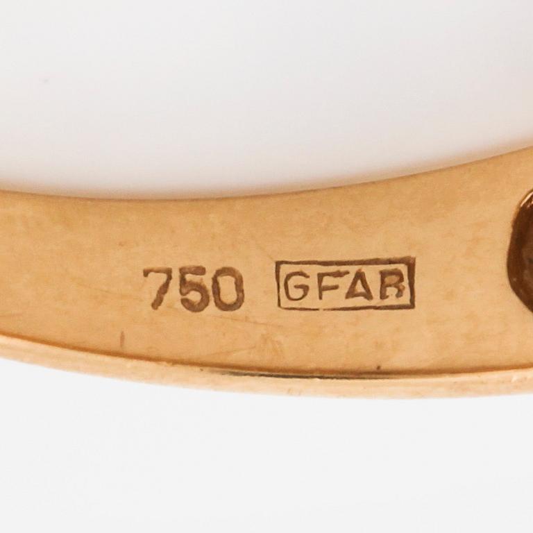 A single cut diamond ring.