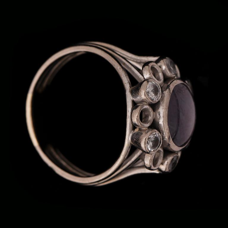 RING, 18k vitguld med cabochonslipad stjärnsafir och vita stenar. Francs Guld, Stockholm, 1996. Vikt 8,4g.