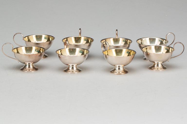 PUNSCHMUGGAR och SNAPSGLAS, 22 delar, silver, 1900-talets andra hälft. Tot vikt 999 g.