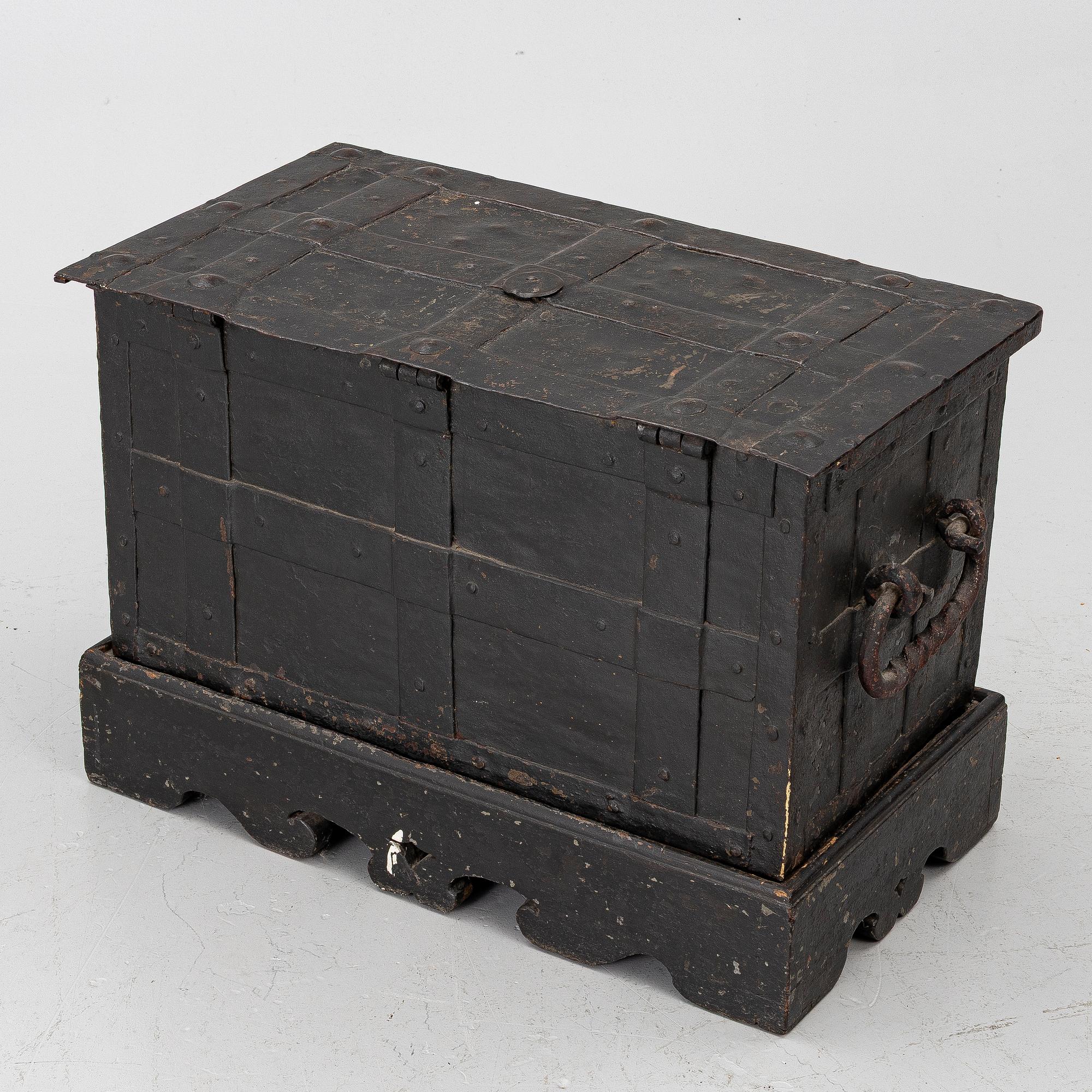 Baroque strongbox, 18th century.