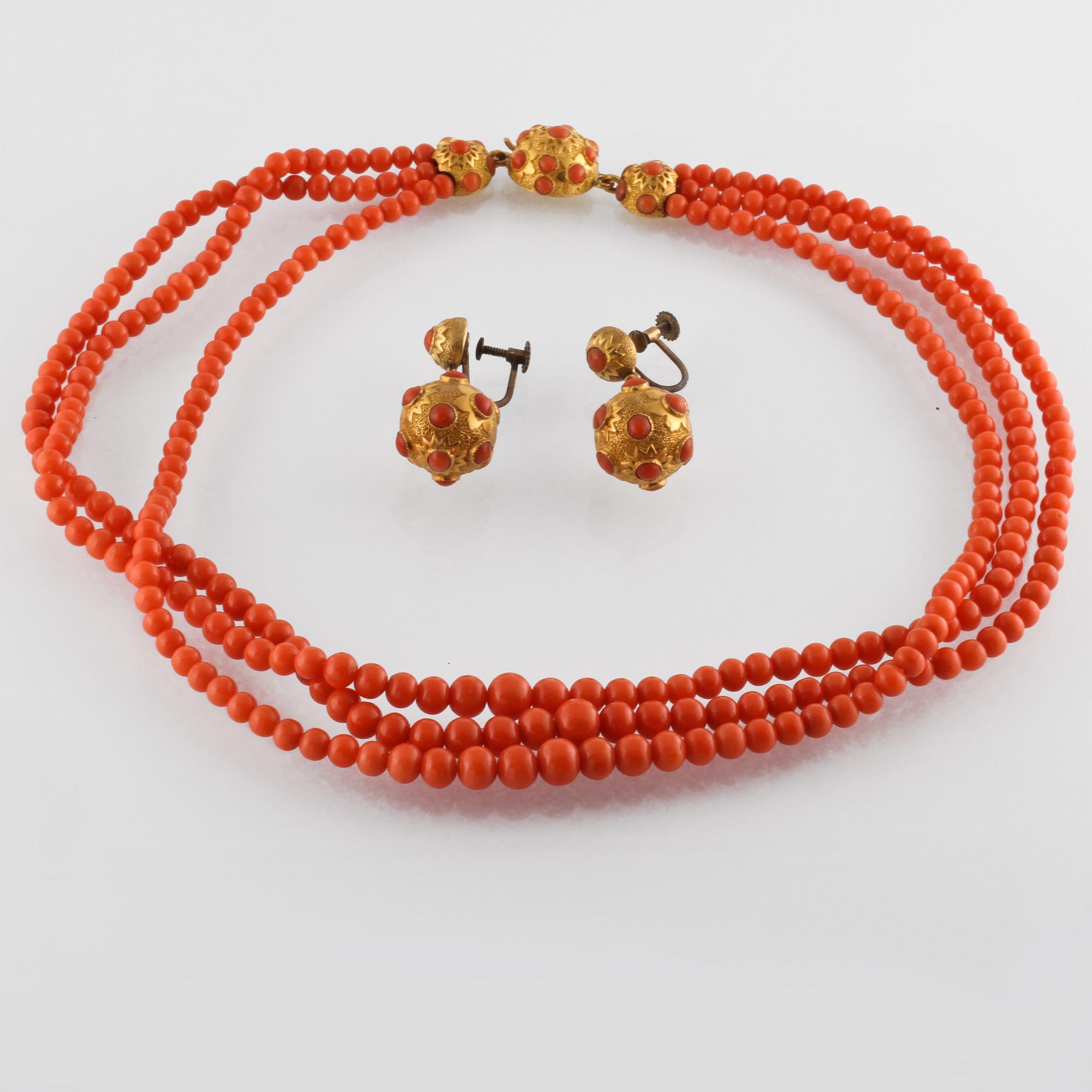 COLLIER SAMT ÖRHÄNGEN, kulor i korall med lås i 18K guld, troligtvis från CG Hallberg, Stockholm.