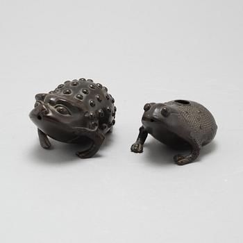 Two Chinese water droppers, 20th Century.