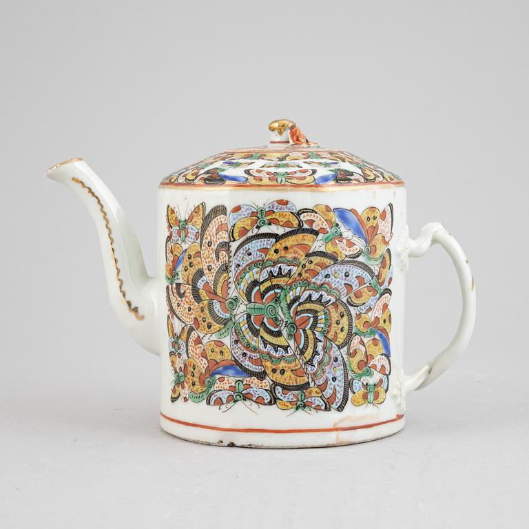 A Chinese porcelain butterfly tea pot, Canton, Qing dynasty, late 19th century.