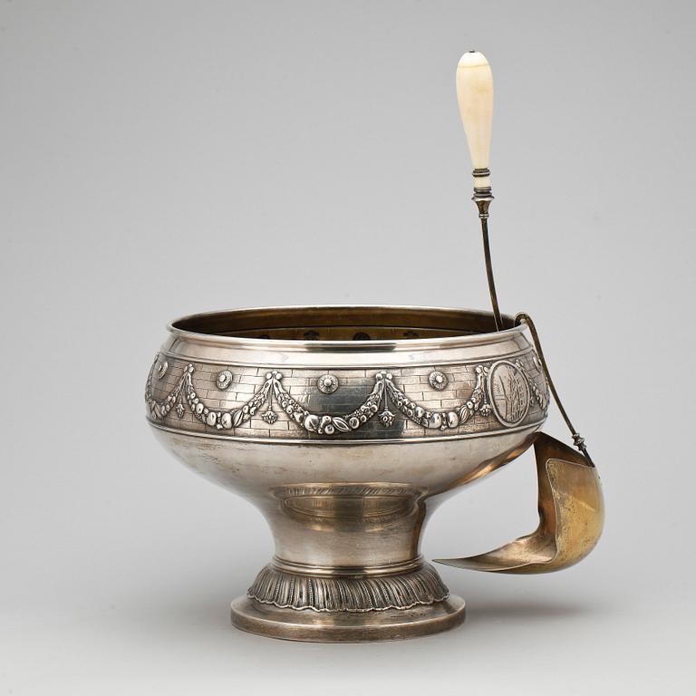 BÅLSKÅL samt SLEV, silver, C G. Hallberg, Stockholm, 1898. Totalvikt 1659 gram.