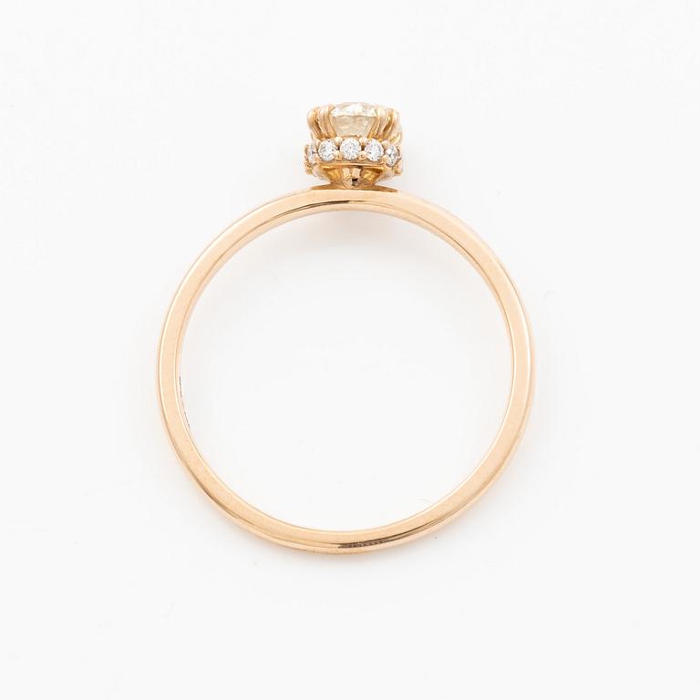 Ring 14K guld med briljantslipade diamanter.