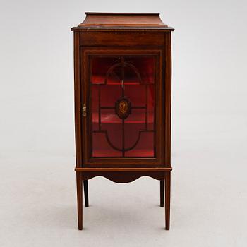 VITRINSKÅP, England, 1900-talets första hälft.