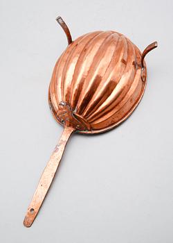 ALADÅBFORM med lock, koppar, daterad 1830.