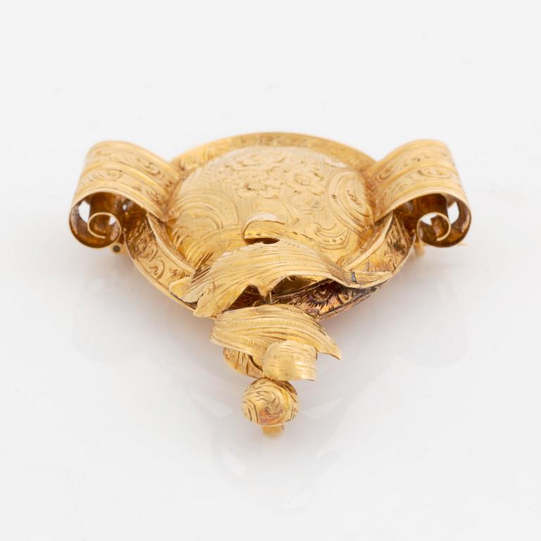 A G Möllenborg 18K gold demi parure comprising a bracelet, a brooch and a pair of earrings.