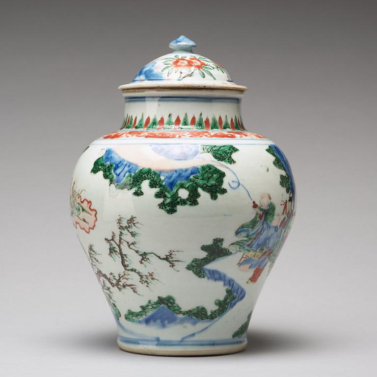 A Chinese Transitional wucai jar with cover, 17th Century.