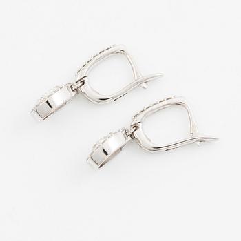 Earrings 18K white gold with pear-shaped and brilliant-cut diamonds.