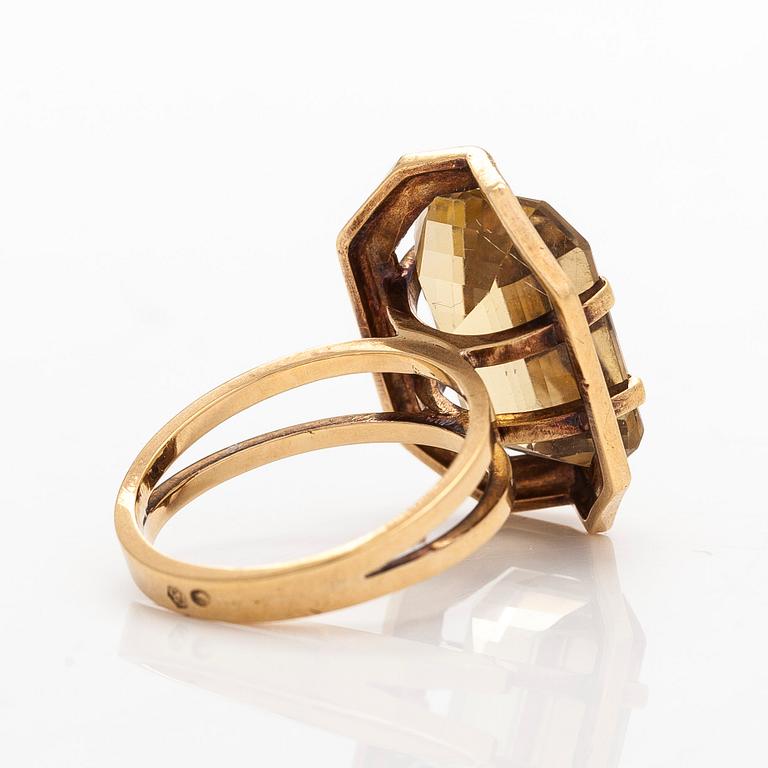 Ring in 17K gold and emerald-cut citrine, with foreign hallmarks.