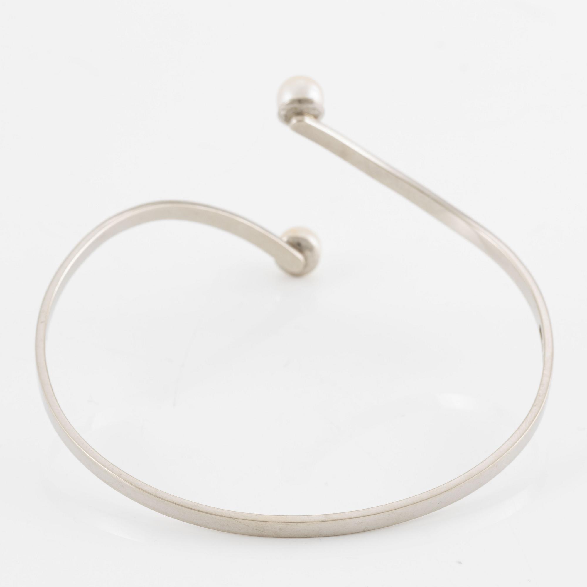 Bracelet, 18K white gold with pearls.
