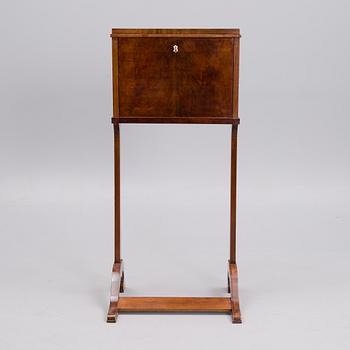 SKRIVSTÄLL / PULPET, biedermeier, 1800-talets mitt.