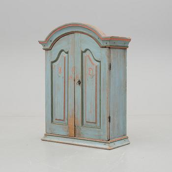 HÄNGSKÅP, allmoge, Forsa, Hälsingland. Daterad 1816.