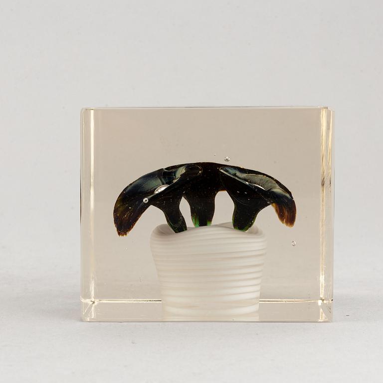 Oiva Toikka, a glass cube, Nuutajärvi Notsjö, 1978, numbered 480/2000.