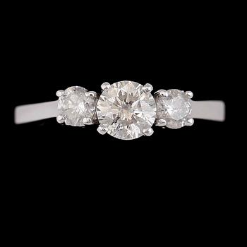 RING, 14K vitguld, 3 briljantslipade diamanter tot ca 0.94 ct.