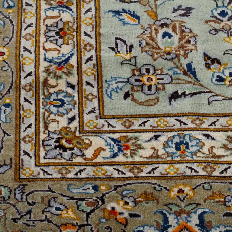 A KESHAN RUG, 409 x 295 cm.