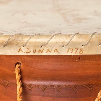 Anders Sunna, a ceremonial drum.