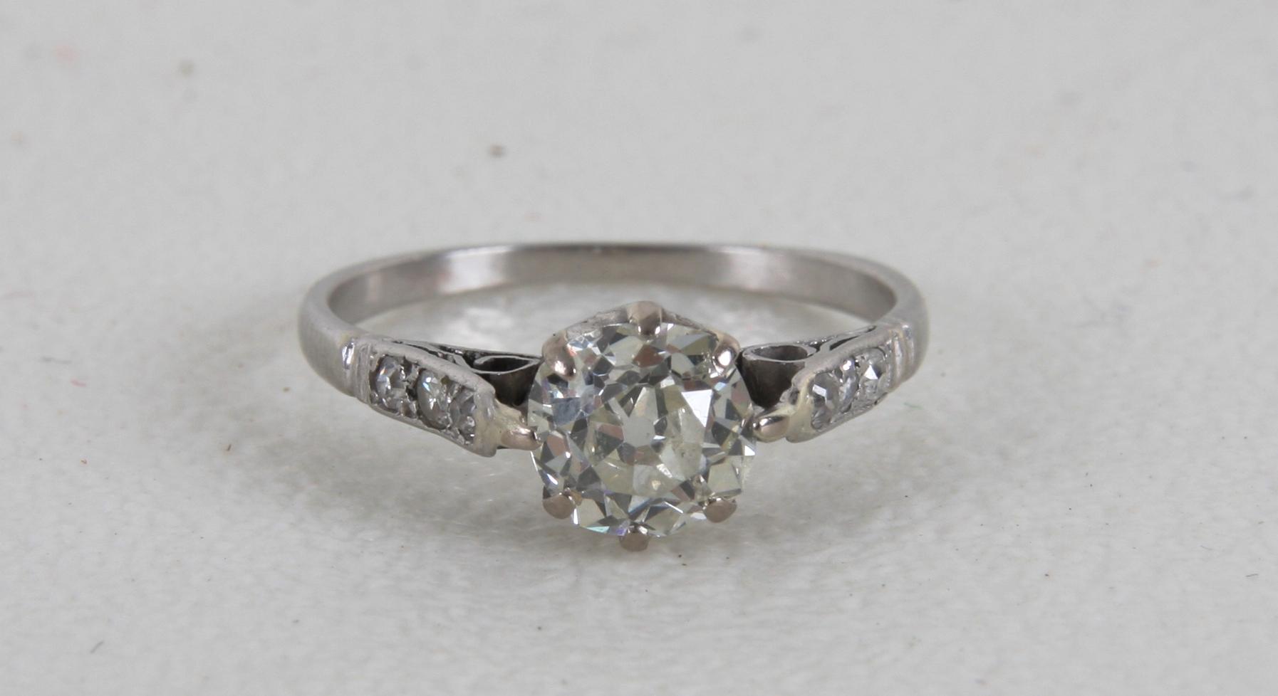RING, vg 14K med gammalslipad diamant ca 0,5ct + 6 rosenstenar.