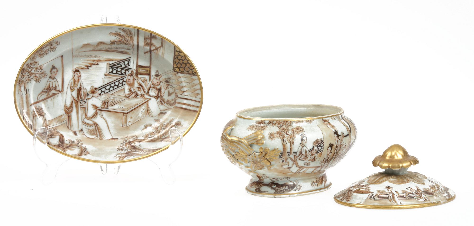 TERRIN med UNDERFAT samt ASKFAT, porslin, Kina, 1700/1800-tal.