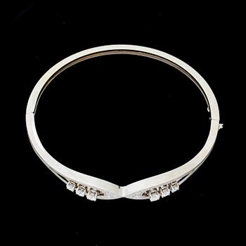 ARMRING, 18 k vitguld med briljantslipade diamanter ca 0,84 ct. Vikt ca 21 g.