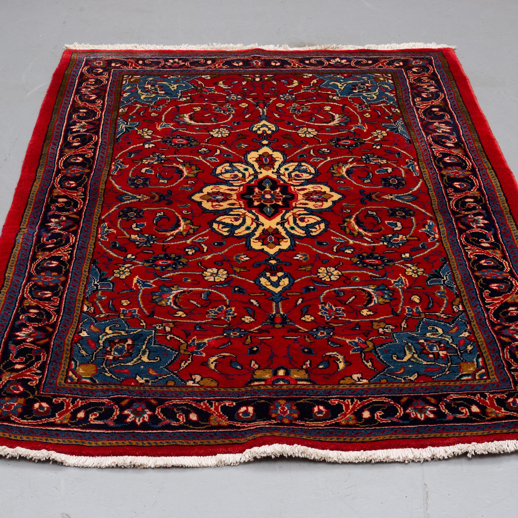 A RUG, Sarouk, ca 213 x 139 cm.