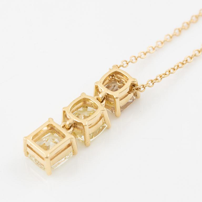 Pendant with chain in 18K gold set with a radiant-cut diamond and two cushion-cut diamonds.