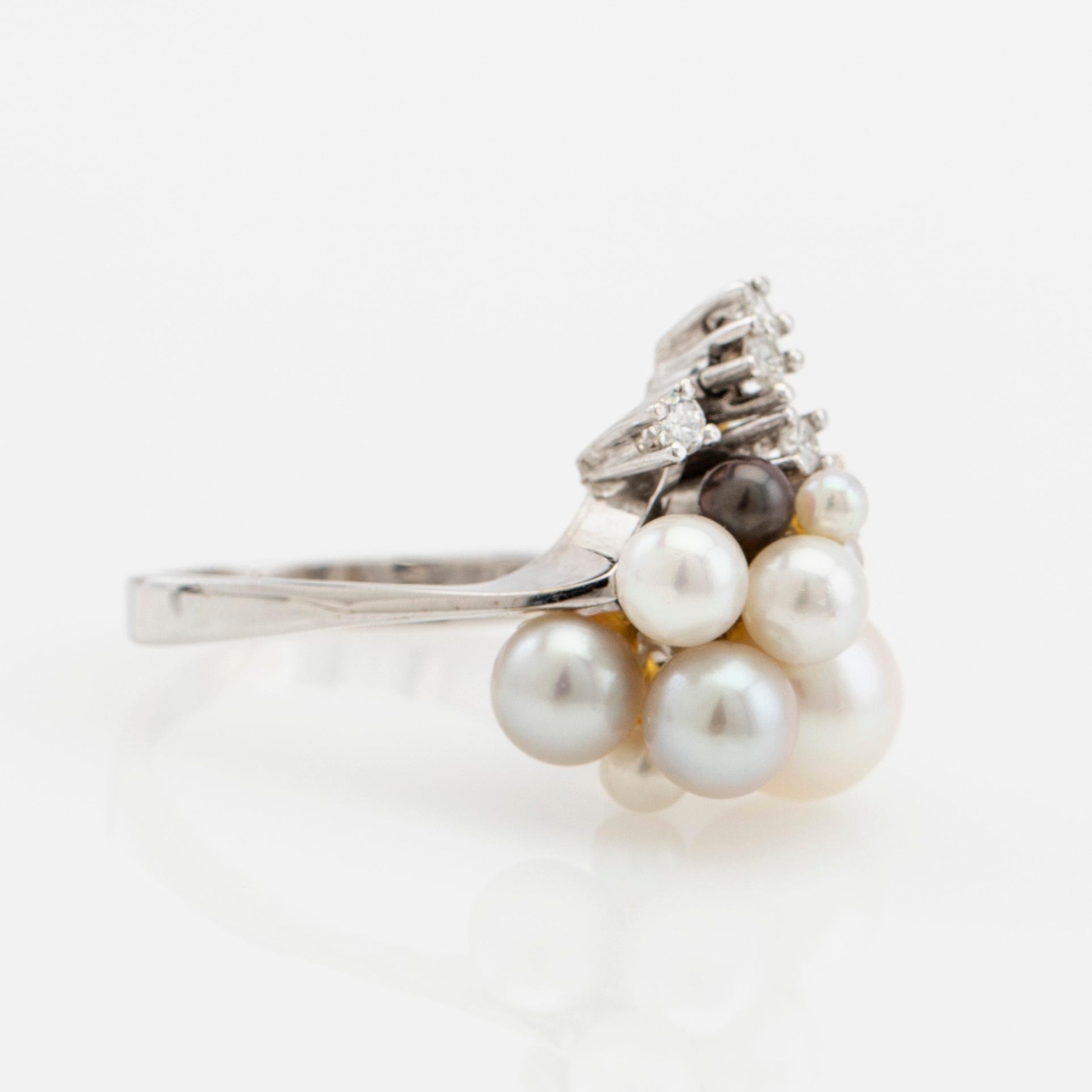 Ring, 18K white gold with pearls and brilliant-cut diamonds.