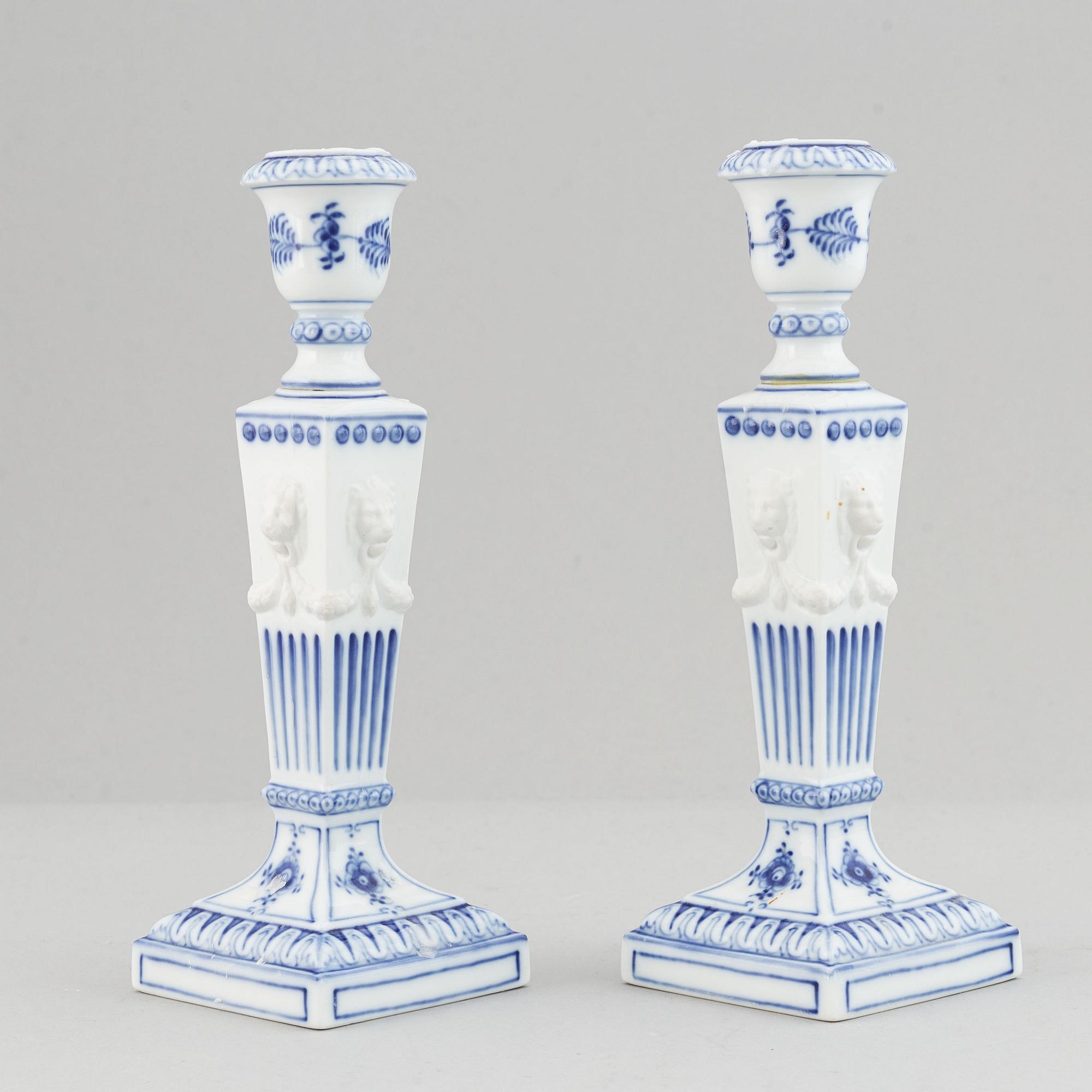 Royal Copenhagen, ljusstakar, ett par, porslin, "Musselmalet", Danmark.