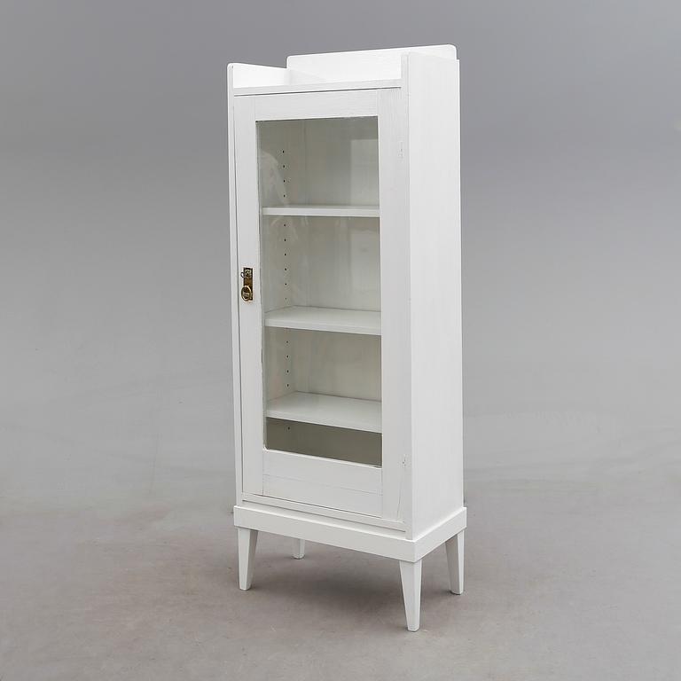 VITRINSKÅP, 1900-talets första hälft.