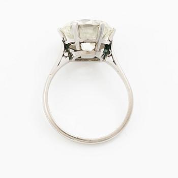Ring med en rund briljantslipad diamant ca 6.07 ct.