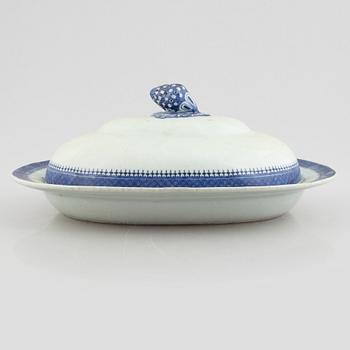 Uppläggningsfat med lock, exportporslin, Kina, omkring år 1800.