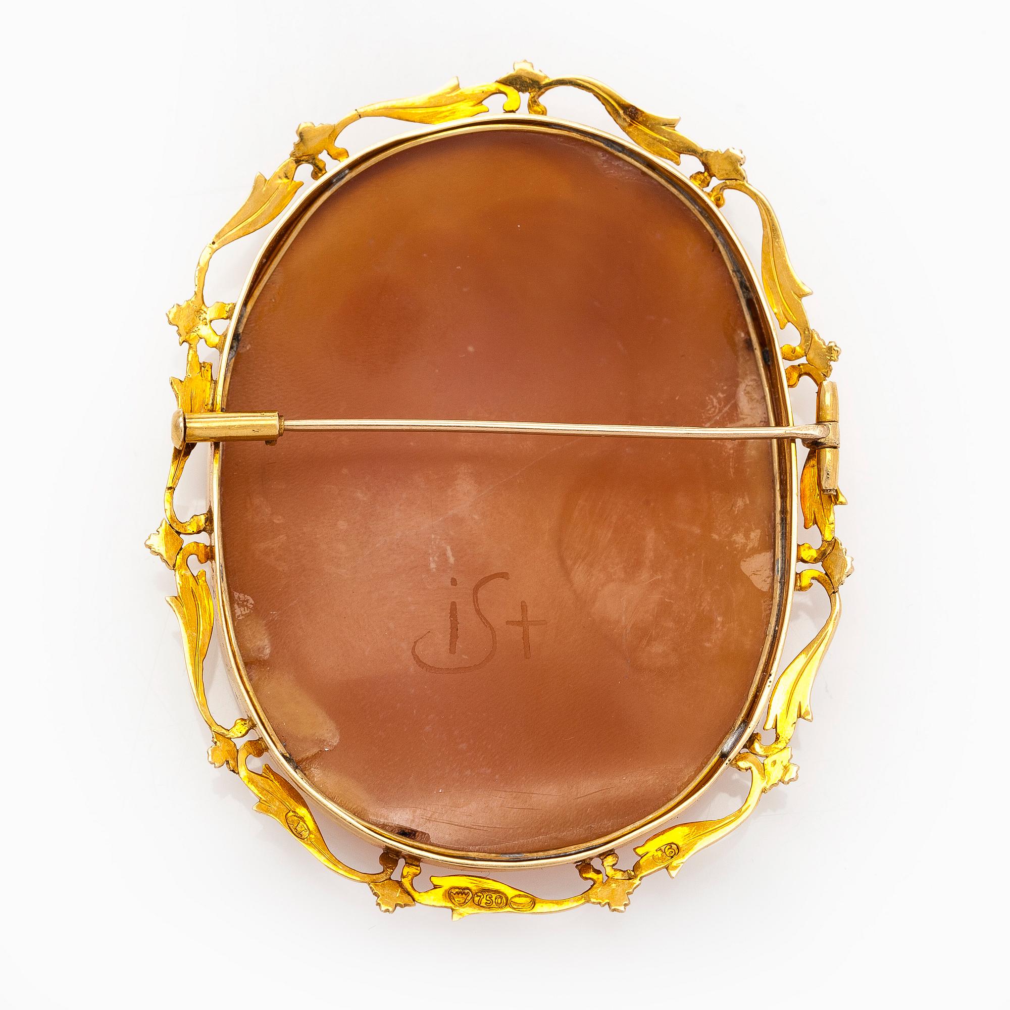 Brosch, 18K guld, med snäckskalscamé, A. Tillander Helsingfors 1948.