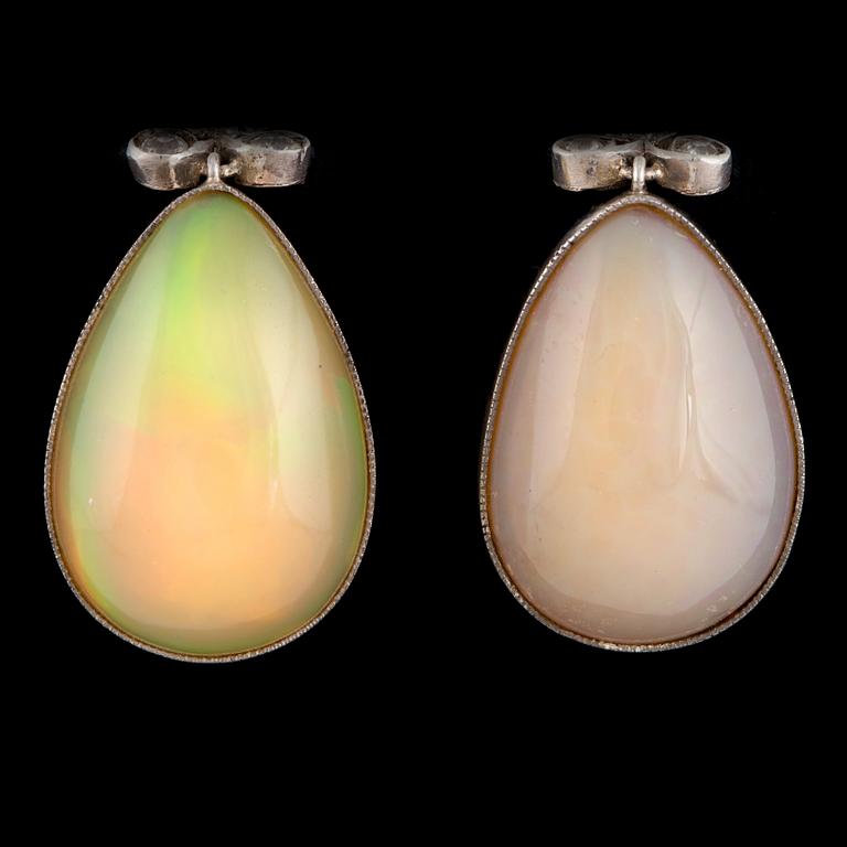Ett par örhängen med droppformade opaler och gammalslipade diamanter.