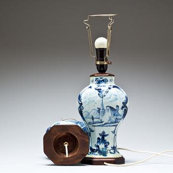 BORDSLAMPOR, ett par, fajans. Delft. 1800-tal.