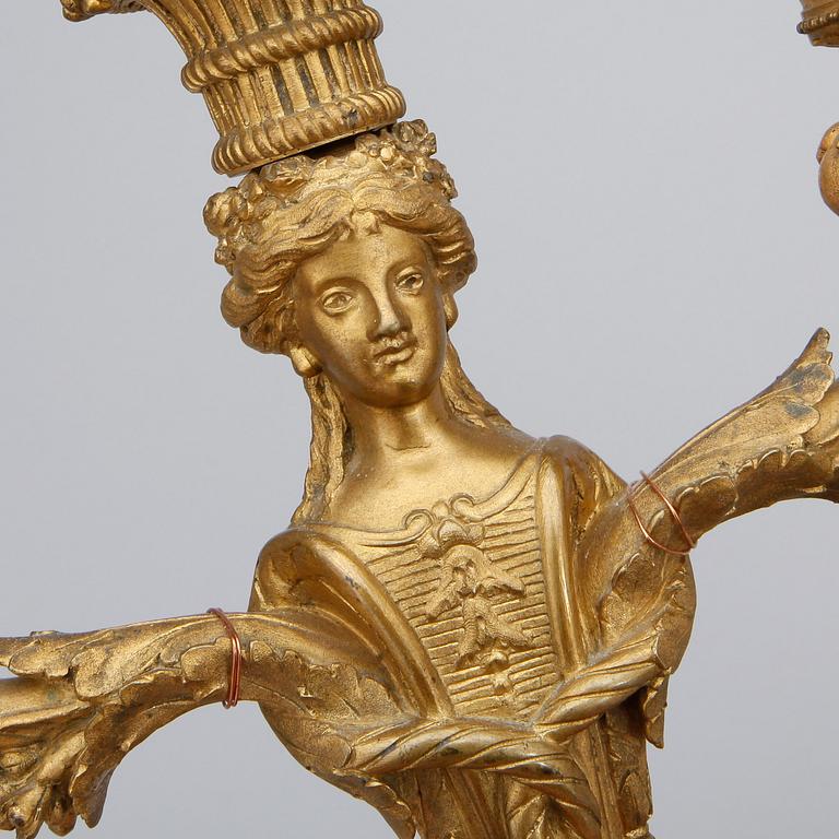 BORDSLAMPOR, ett par förgylld mässing, Ny-Louis XVI, 1800-talets andra hälft.