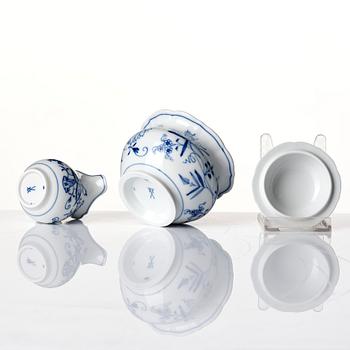 A coffeepot, sugarbowl, creamjug and a strainer, 'Zwiebelmuster', Meissen, Germany.