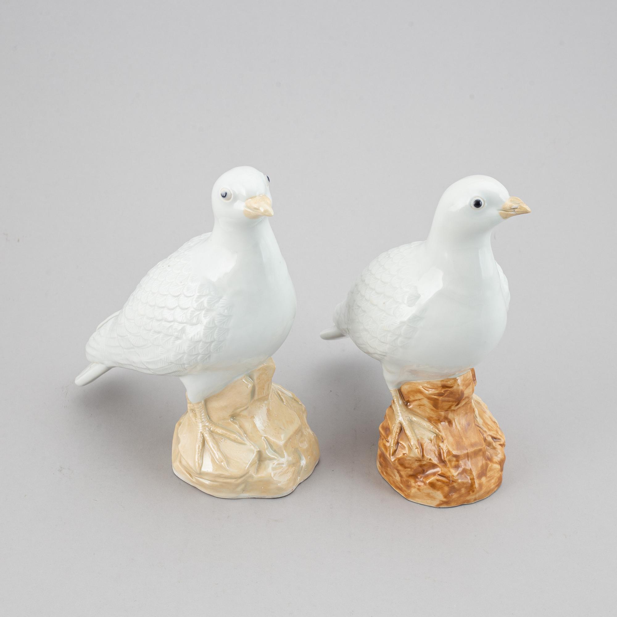 A pair of white glazed doves, Qing dynasty, 20th Century.