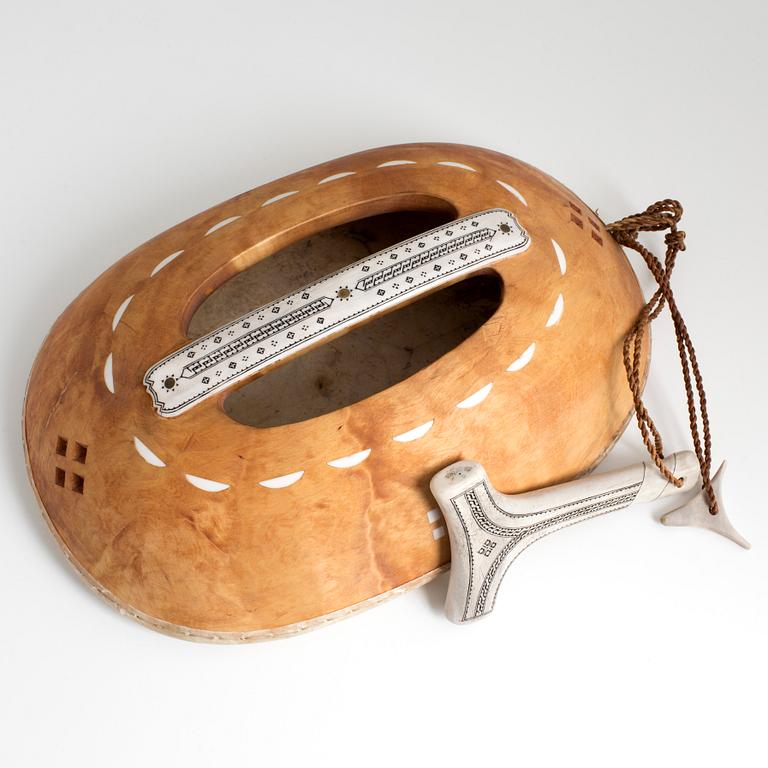 PER-OLA JÖNESTÅL, Kurravaara, ceremonitrumma med hammare, sk. trolltrumma, hammare signerad POJ.