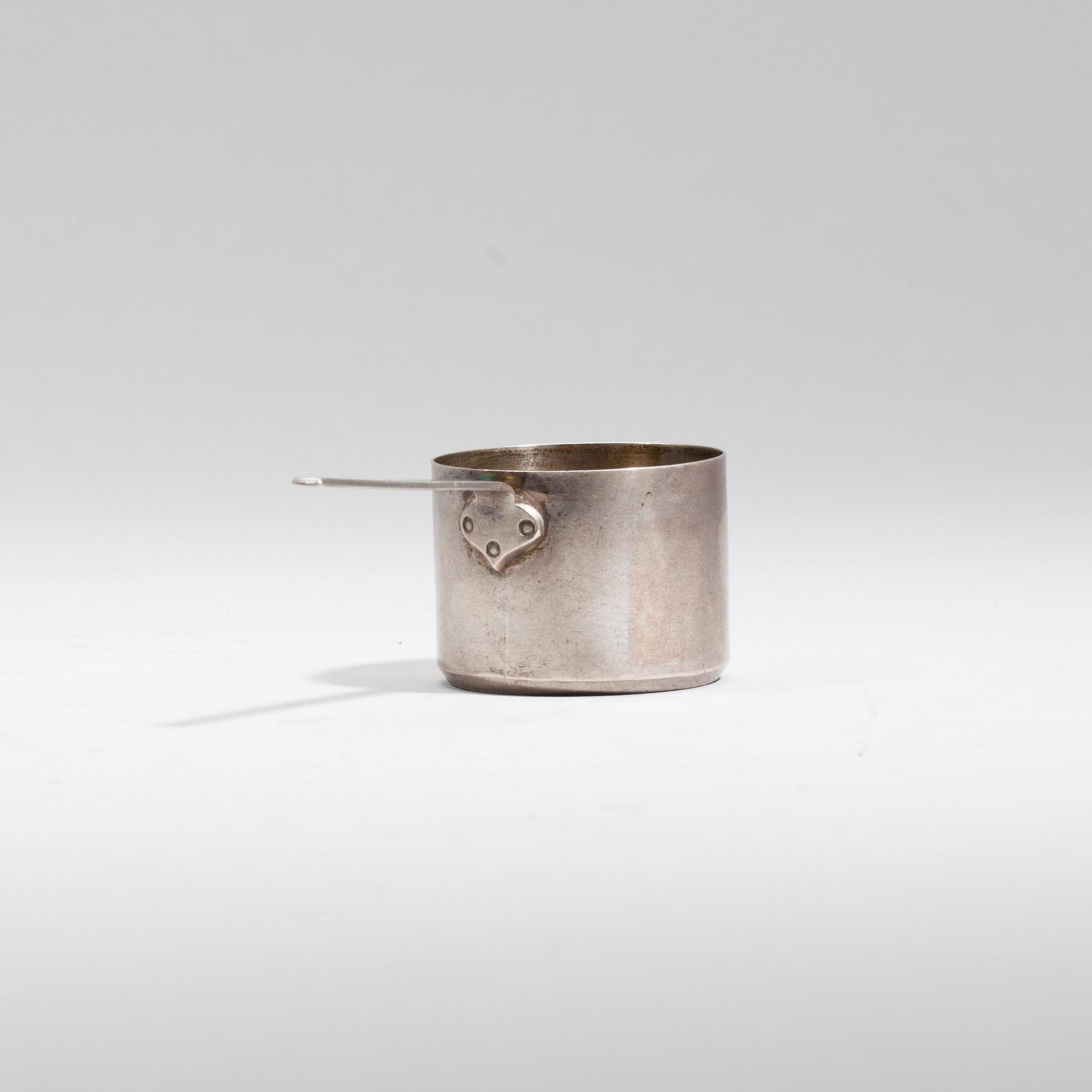 VODKAKOPP, silver, Ryssland, S:t Petersburg ca 1870-80, troligen Michael Peippo, vikt 23 g.