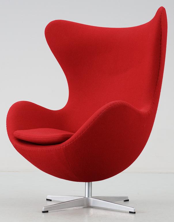 An Arne Jacobsen "Egg-Chair", Fritz Hansen, Denmark 1998, upholstered in red fabric.