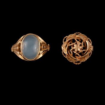 RINGAR, 2 st, 14 respektive 18k guld samt månsten, delvis Finland, 1973. Vikt 7 g.