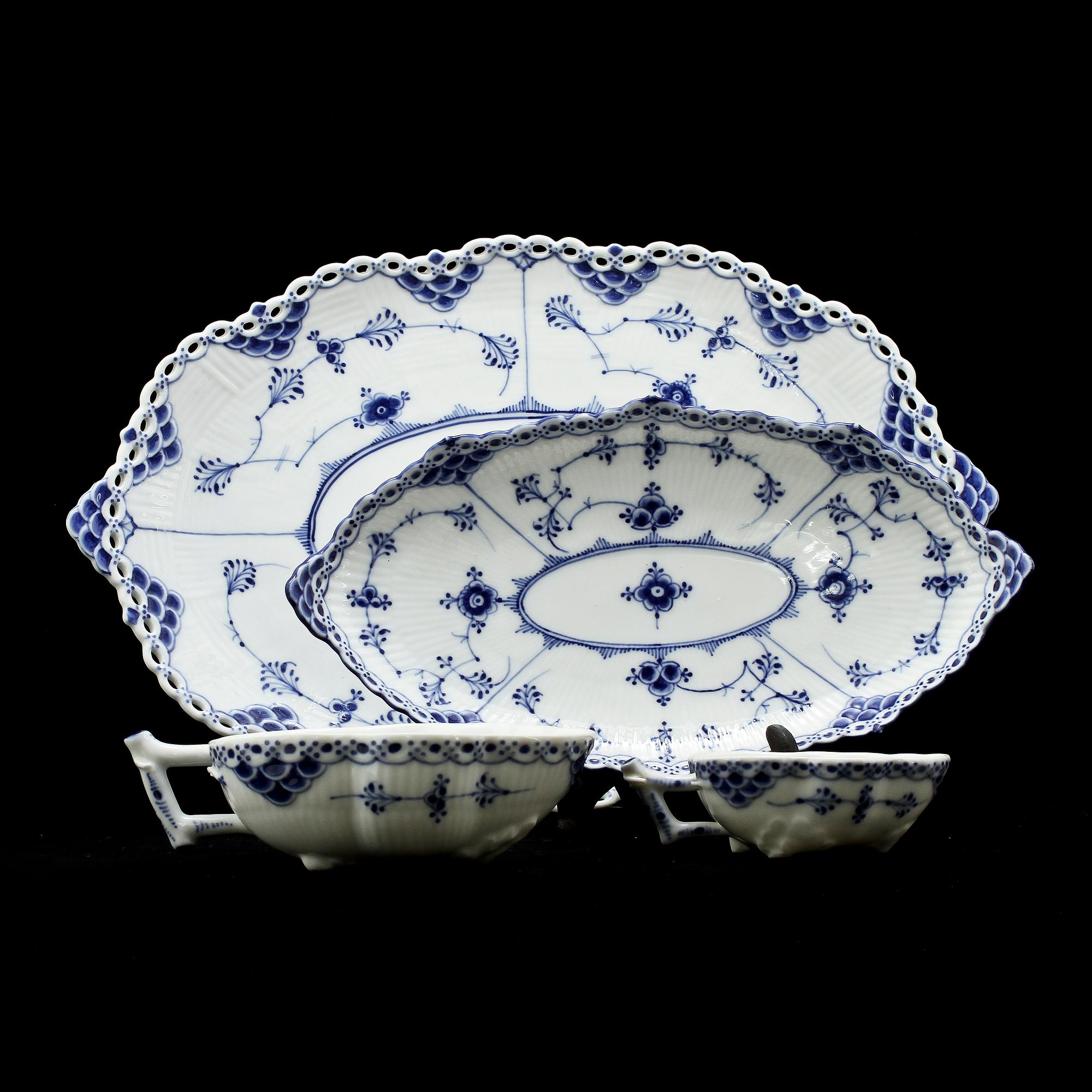 SERVISDELAR, 40 st, porslin, "Musselmalet", Royal Copenhagen, 1900-tal.
