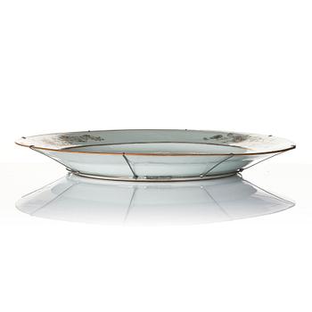 A large Chinese famille rose grisaille dish and a pair of plates, Qing dynasty, Yongzheng (1723-35).