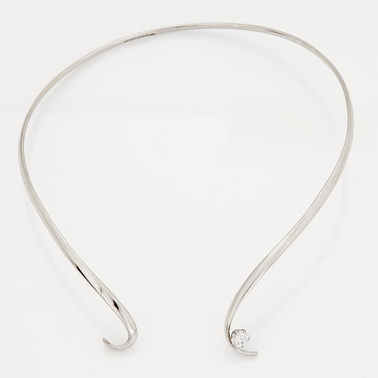 HALSRING med en briljantslipad diamant.