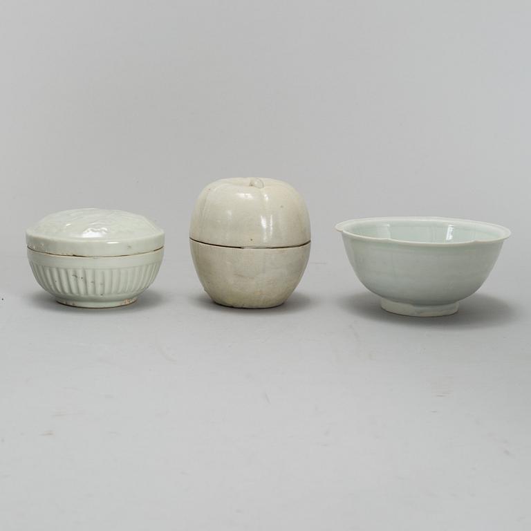 ASKAR med LOCK, två stycken samt SKÅL, keramik. Sydostasien, 1900-tal.