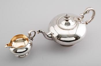 TEKANNA SAMT MJÖLKKANNA, silver, Gustaf Möllenborg, Stockholm 1871. Vikt ca 1042 gram.