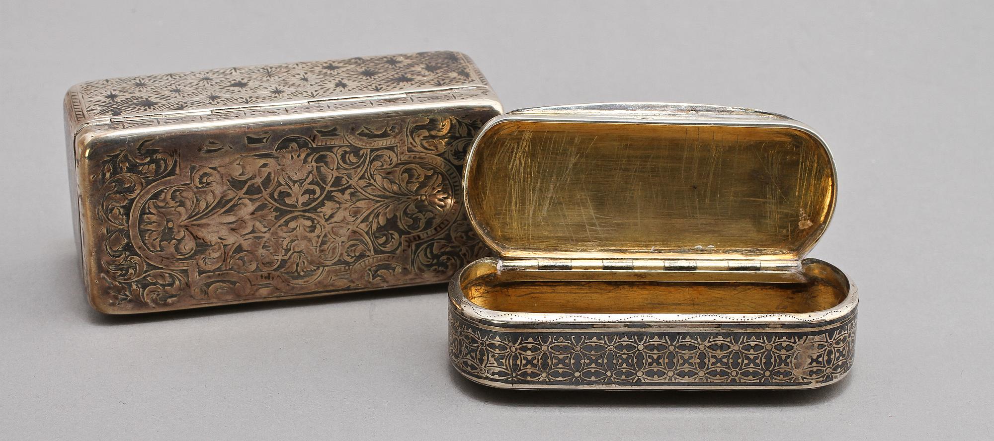 SNUSDOSOR, 2 st, silver, bär stmp Moskva, 1838 samt Léon Baujois, Paris, Frankrike. 1800-talets andra hälft. Vikt 189 g.