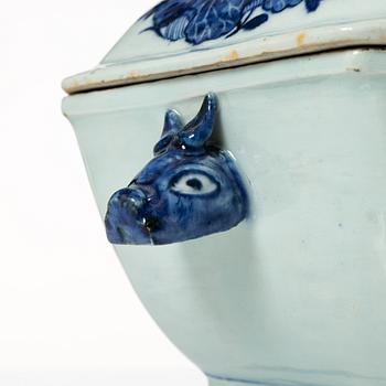 Terrin med lock, kompaniporslin, Kina, Qing dynastin, Qianlong 1736-95.